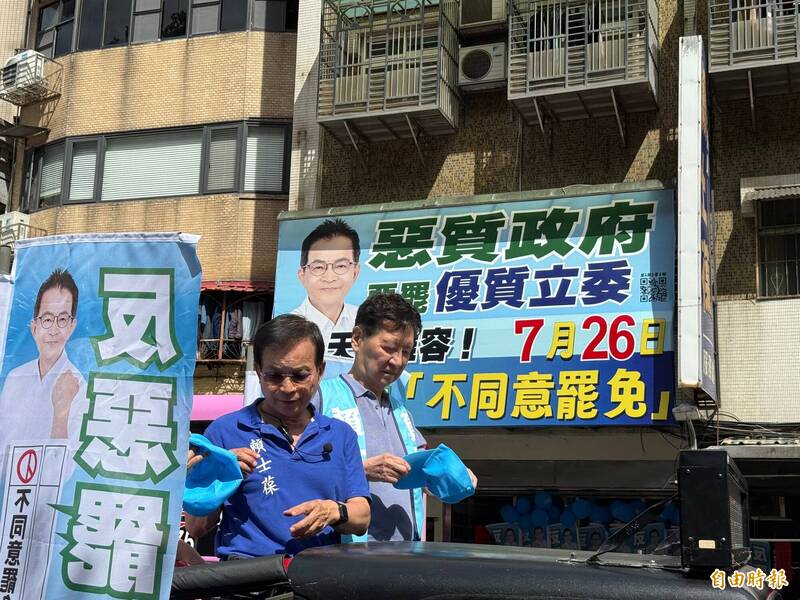 立委賴士葆今(6)日邀請中廣董事長趙少康一同前往南中正區10個里掃街。(記者蔡愷恆攝) 立委賴士葆今(6)日邀請中廣董事長趙少康一同前往南中正區10個里掃街。(記者蔡愷恆攝)