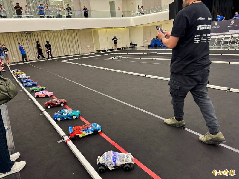 H2GP氫能模型車競賽台灣站,今早在高科大舉辦,開賽前夕12支決賽隊伍的模型車在賽道上等待出發。(記者許麗娟攝) H2GP氫能模型車競賽台灣站,今早在高科大舉辦,開賽前夕12支決賽隊伍的模型車在賽道上等待出發。(記者許麗娟攝)