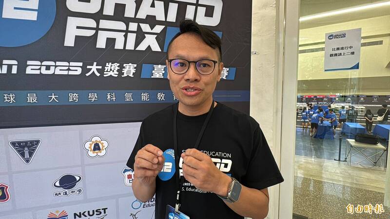 高科大副校長郭俊賢說明氫能燃料電池車將未來的環保能源趨勢。(記者許麗娟攝) 高科大副校長郭俊賢說明氫能燃料電池車將未來的環保能源趨勢。(記者許麗娟攝)