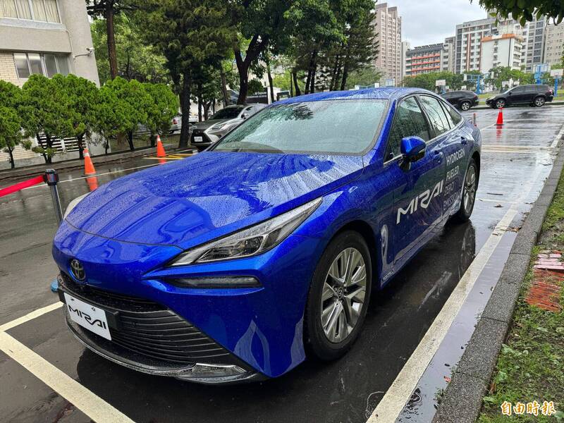 比賽場外也放了1輛實體的日本氫能車。(記者許麗娟攝) 比賽場外也放了1輛實體的日本氫能車。(記者許麗娟攝)