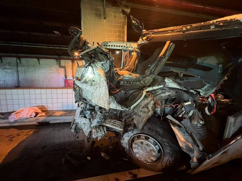 1輛聯結車今天上午在新竹縣鳳鼻隧道北上內側車道與自小客車碰撞,聯結車車頭整個變形,53歲司機受困當場身亡。(讀者提供) 1輛聯結車今天上午在新竹縣鳳鼻隧道北上內側車道與自小客車碰撞,聯結車車頭整個變形,53歲司機受困當場身亡。(讀者提供)