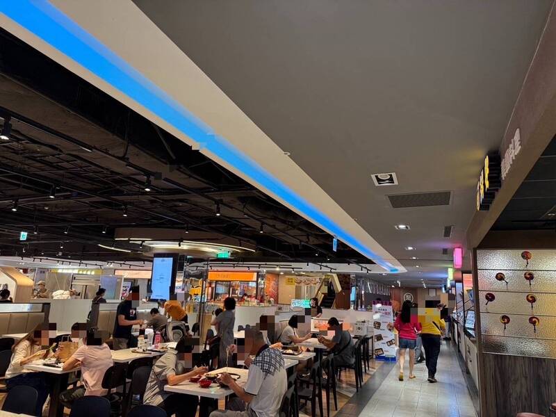 屏東市百貨公司今天正常營業,但仍要視下午風雨 狀況調整時間。(記者羅欣貞翻攝) 屏東市百貨公司今天正常營業,但仍要視下午風雨 狀況調整時間。(記者羅欣貞翻攝)