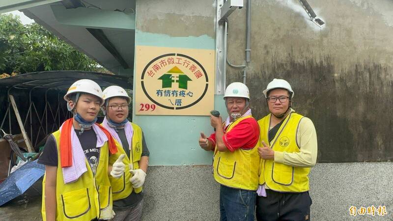 丹娜絲颱風來襲前,台南做工行善團今日完成第299戶弱勢屋修繕工程,吳泓彬(左起)、吳泓昇與祖父吳福鐘、父親吳家元,祖孫三代一起投入志工行善傳愛。(記者王涵平攝) 丹娜絲颱風來襲前,台南做工行善團今日完成第299戶弱勢屋修繕工程,吳泓彬(左起)、吳泓昇與祖父吳福鐘、父親吳家元,祖孫三代一起投入志工行善傳愛。(記者王涵平攝)