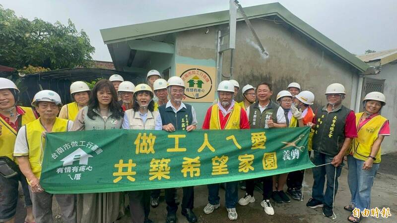 丹娜絲颱風來襲前,台南做工行善團今日完成第299戶弱勢屋修繕工程。(記者王涵平攝) 丹娜絲颱風來襲前,台南做工行善團今日完成第299戶弱勢屋修繕工程。(記者王涵平攝)