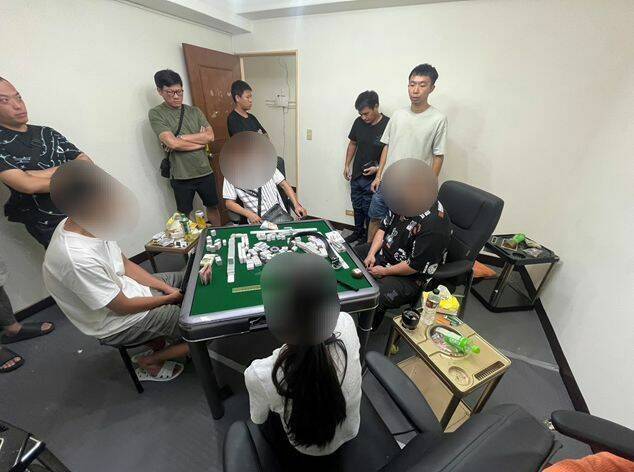盧男及邱姓女賭客懷疑被出老千,賭場設局囚禁2人毆打凌虐,警方到場將10名嫌犯逮捕送辦。(記者陸運鋒翻攝) 盧男及邱姓女賭客懷疑被出老千,賭場設局囚禁2人毆打凌虐,警方到場將10名嫌犯逮捕送辦。(記者陸運鋒翻攝)