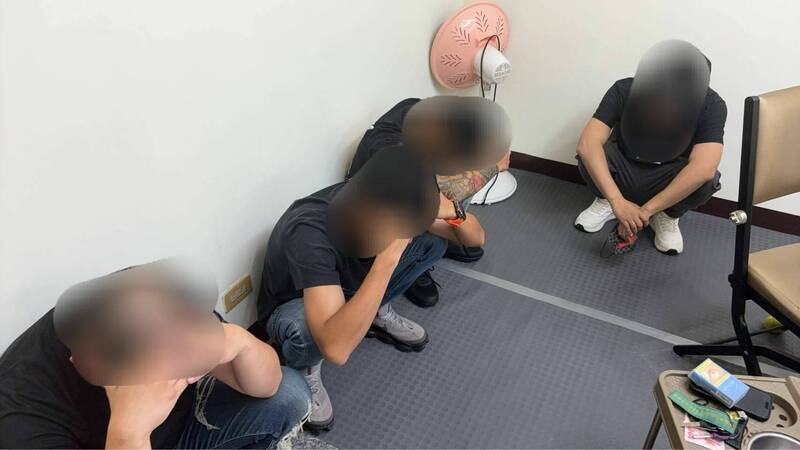 警方獲報趕抵進入賭場,將10名嫌犯控制逮捕。(記者陸運鋒翻攝) 警方獲報趕抵進入賭場,將10名嫌犯控制逮捕。(記者陸運鋒翻攝)