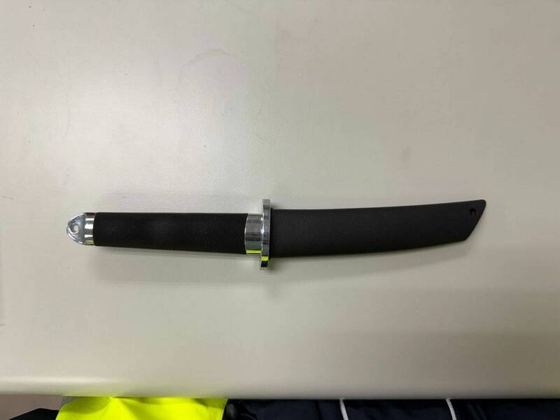 警方查扣刀械。(記者陸運鋒翻攝) 警方查扣刀械。(記者陸運鋒翻攝)