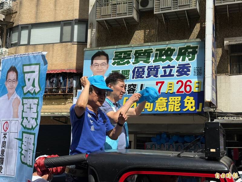 趙少康今(6)日與立委賴士葆攜手在南中正區掃街(記者蔡愷恆攝) 趙少康今(6)日與立委賴士葆攜手在南中正區掃街(記者蔡愷恆攝)