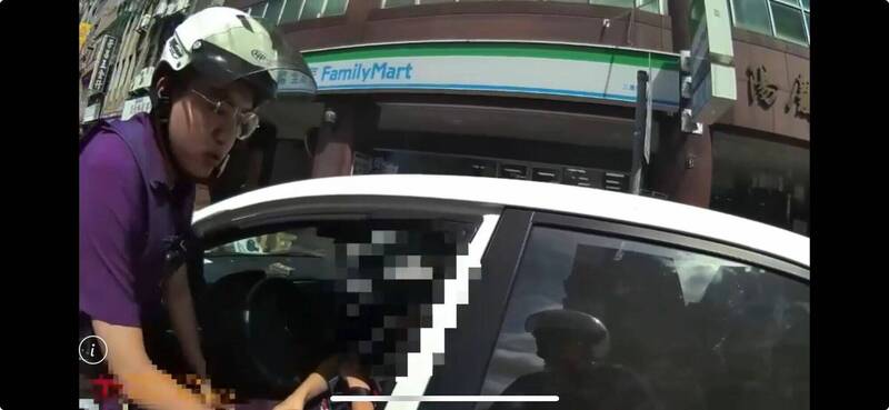 新北市警三重分局攔檢車,查獲黃男持有武士刀,還在他身上起出21公克毒品,依法送辦。(記者吳仁捷翻攝) 新北市警三重分局攔檢車,查獲黃男持有武士刀,還在他身上起出21公克毒品,依法送辦。(記者吳仁捷翻攝)