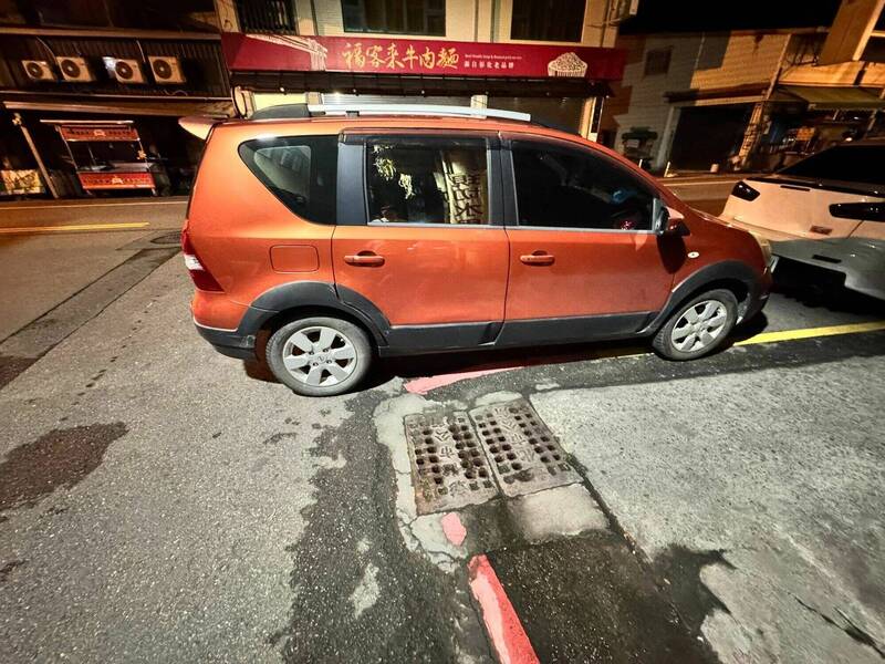 彰化市民族路出現自小客車半夜在巷口違停,引發民眾熱議。(取自彰化人大小事) 彰化市民族路出現自小客車半夜在巷口違停,引發民眾熱議。(取自彰化人大小事)