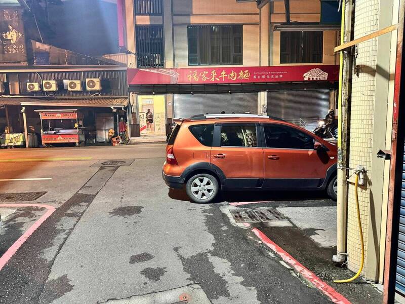 彰化市民族路出現自小客車半夜在巷口違停,警方強調,只要打110報案就會處理。(取自彰化人大小事) 彰化市民族路出現自小客車半夜在巷口違停,警方強調,只要打110報案就會處理。(取自彰化人大小事)