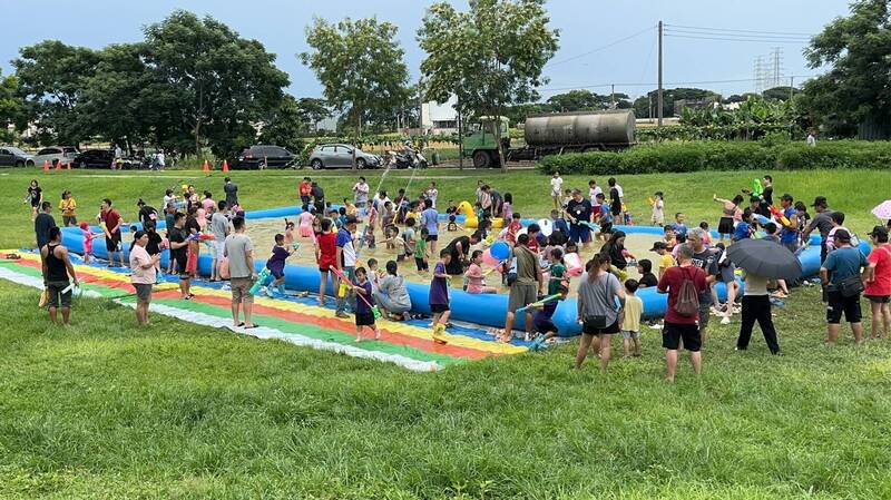 彰化溪湖無懼颱風攪局,在中央公園舉行潑水音樂派對,吸引5000人狂歡。(主辦單位提供) 彰化溪湖無懼颱風攪局,在中央公園舉行潑水音樂派對,吸引5000人狂歡。(主辦單位提供)