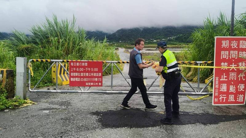 富里鄉崙天便道因丹娜絲颱風大雨影響,造成上方土堤破防,致淹沒過水路面,於今日16點30分進行預警性封閉便道。(富里鄉公所提供) 富里鄉崙天便道因丹娜絲颱風大雨影響,造成上方土堤破防,致淹沒過水路面,於今日16點30分進行預警性封閉便道。(富里鄉公所提供)