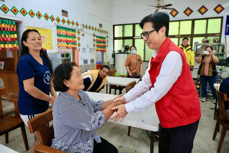 高雄市長陳其邁心繫各地防災整備情形,今天上午前往桃源區勤和里活動中心,關心山區居民預防性撤離情況。(高市府提供) 高雄市長陳其邁心繫各地防災整備情形,今天上午前往桃源區勤和里活動中心,關心山區居民預防性撤離情況。(高市府提供)