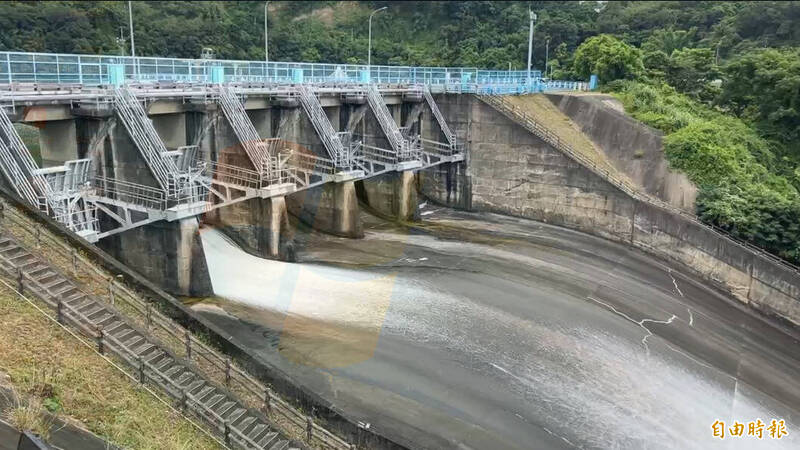 因應丹娜絲颱風來襲，預估帶來豐沛雨量，苗栗縣明德水庫進行調節性洩洪。（記者張勳騰攝）