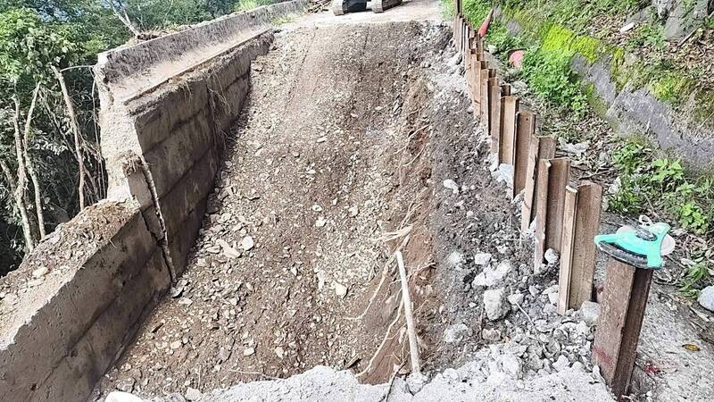 復興區後山坍塌的比該路,廠商已為施工開設的便道處左側打設鋼軌樁加固,待颱風過後再行進場施工。(復興區公所提供) 復興區後山坍塌的比該路,廠商已為施工開設的便道處左側打設鋼軌樁加固,待颱風過後再行進場施工。(復興區公所提供)
