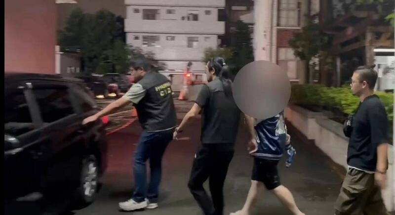 「李團長」(右二)平日以賓士車代步,行事低調。(民眾提供) 「李團長」(右二)平日以賓士車代步,行事低調。(民眾提供)