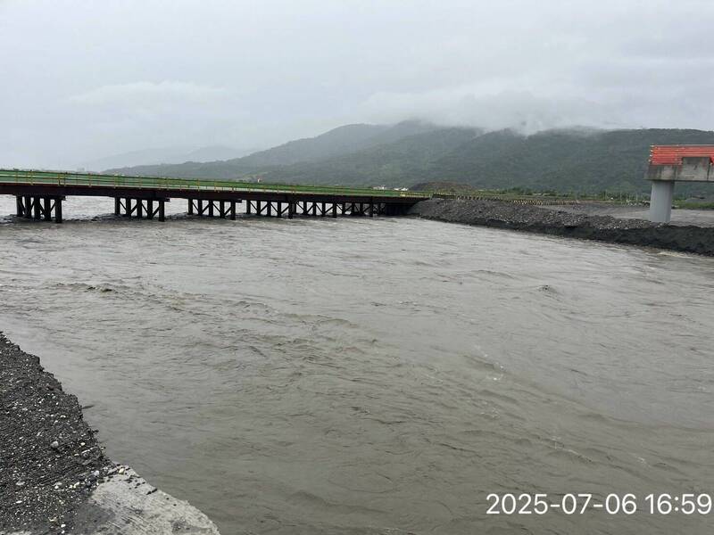颱風外圍環流即將觸陸,為預防大雨來襲,玉里鎮公所於今(6)日晚間6點30分對高寮便道實施預警性封閉。(玉里鎮公所提供) 颱風外圍環流即將觸陸,為預防大雨來襲,玉里鎮公所於今(6)日晚間6點30分對高寮便道實施預警性封閉。(玉里鎮公所提供)