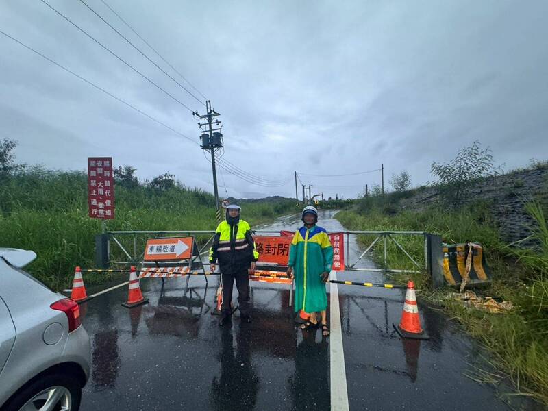 颱風外圍環流即將觸陸,為預防大雨來襲,玉里鎮公所於今(6)日晚間6點30分對高寮便道實施預警性封閉。(玉里鎮公所提供) 颱風外圍環流即將觸陸,為預防大雨來襲,玉里鎮公所於今(6)日晚間6點30分對高寮便道實施預警性封閉。(玉里鎮公所提供)