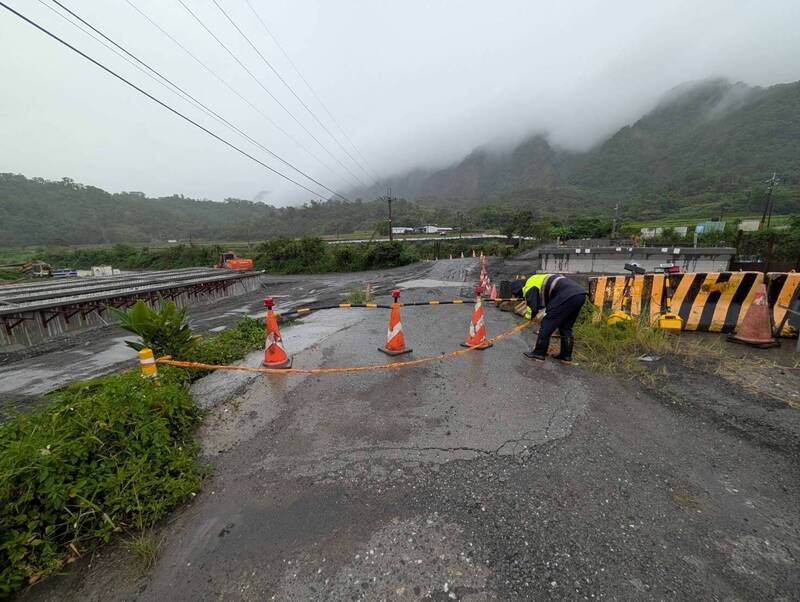 花蓮富里鄉蚊子洞施工便道因丹娜絲颱風大雨影響,6日17時30分封閉便道。(富里鄉公所提供) 花蓮富里鄉蚊子洞施工便道因丹娜絲颱風大雨影響,6日17時30分封閉便道。(富里鄉公所提供)