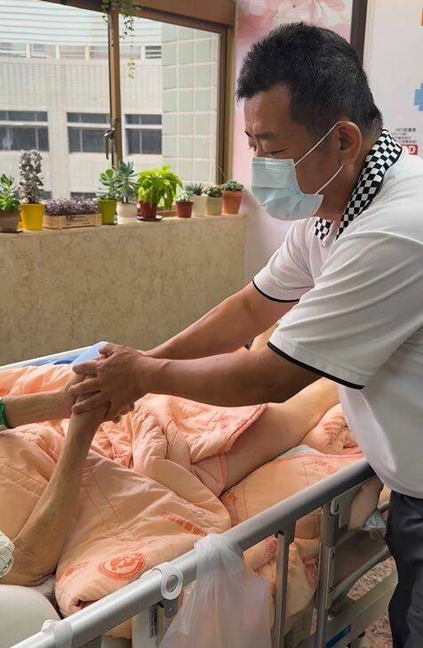 趕著颱風來襲前,彰化順興中古車行老闆陳永聰特別送善款到醫院,希望照顧家人、自己卻病倒的孝子放寬心養病。(陳永聰提供) 趕著颱風來襲前,彰化順興中古車行老闆陳永聰特別送善款到醫院,希望照顧家人、自己卻病倒的孝子放寬心養病。(陳永聰提供)