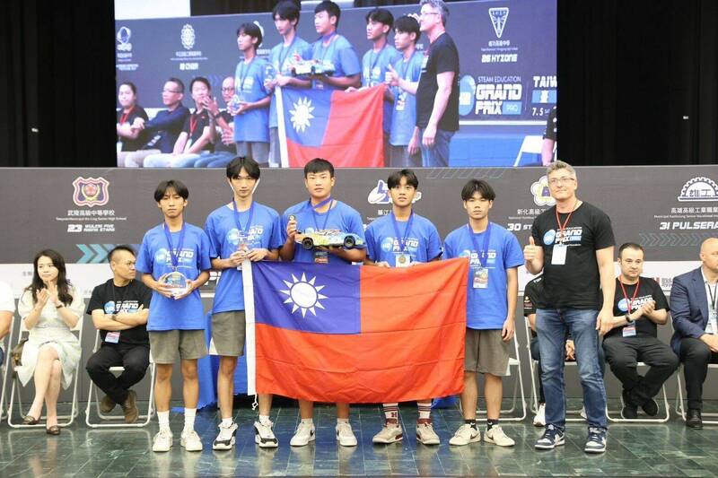 首屆H2GP 台灣站冠軍由中正高工隊伍勝出,由聯華新能源事業部執行總監柯宗慶頒發冠軍獎牌。(主辦單位提供) 首屆H2GP 台灣站冠軍由中正高工隊伍勝出,由聯華新能源事業部執行總監柯宗慶頒發冠軍獎牌。(主辦單位提供)
