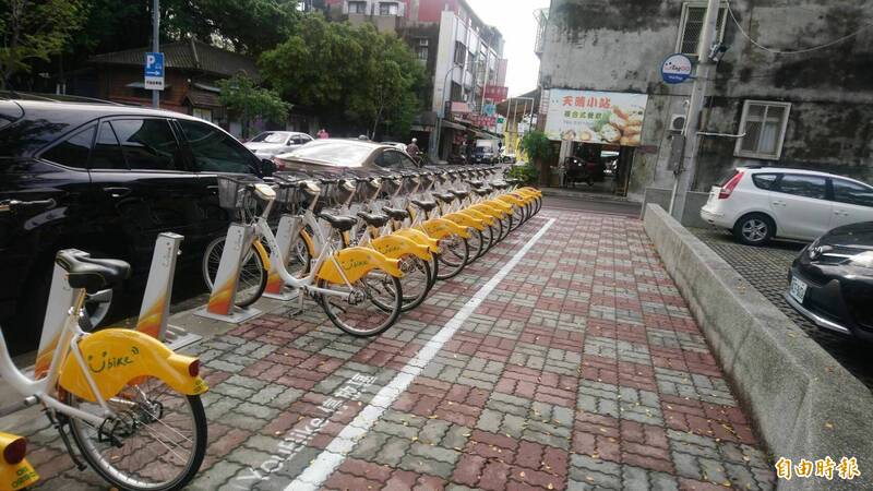 台中市YouBike今晚及明天因颱風停止租借。(記者蘇金鳳攝) 台中市YouBike今晚及明天因颱風停止租借。(記者蘇金鳳攝)