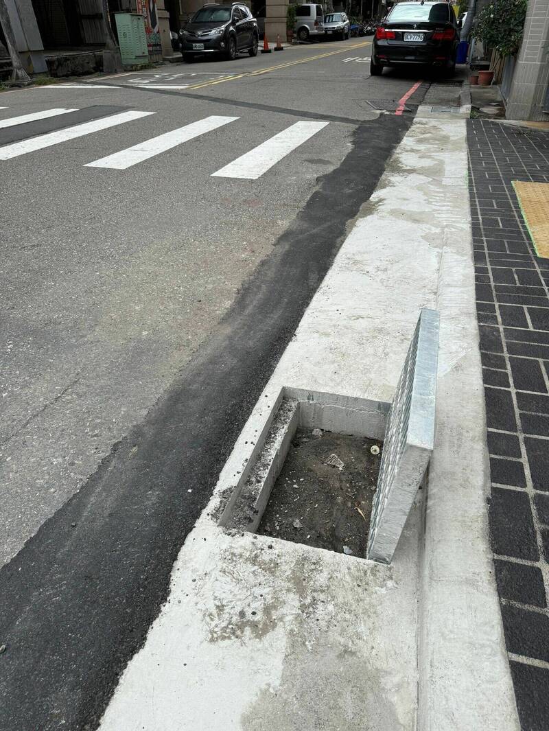 台中市4、5日兩天急驟雨造成市區文心路、台灣大道大積水,民進黨中市議員陳俞融質疑,市府的防淹水整備螺絲未拴緊,痛批北區德化街竟出現有水溝蓋卻沒有做水溝。(陳俞融提供) 台中市4、5日兩天急驟雨造成市區文心路、台灣大道大積水,民進黨中市議員陳俞融質疑,市府的防淹水整備螺絲未拴緊,痛批北區德化街竟出現有水溝蓋卻沒有做水溝。(陳俞融提供)