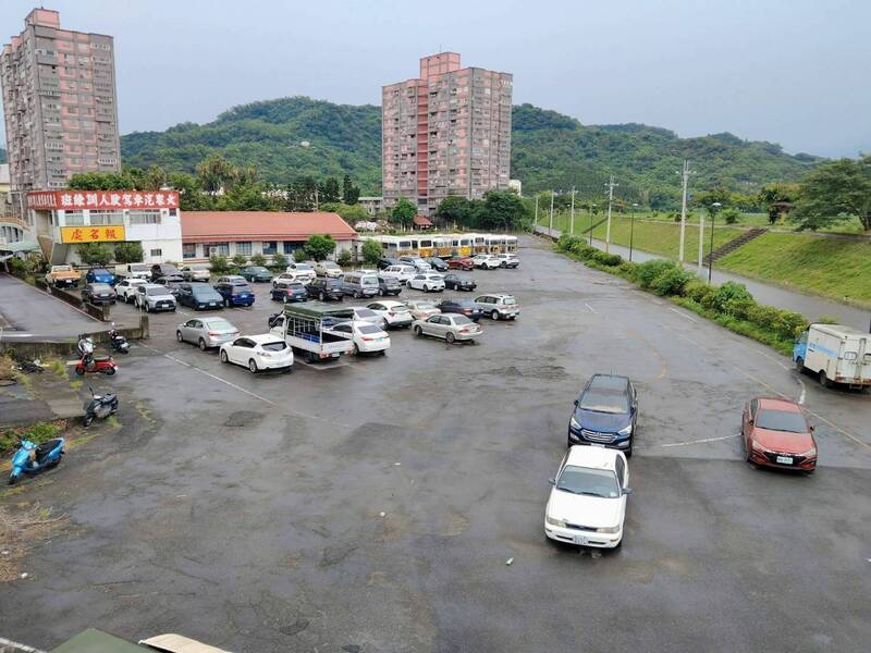 南投市公所為防止颱風造成低窪地區泡水車災情，開放市區路邊停車格免費停車。（南投市公所提供）