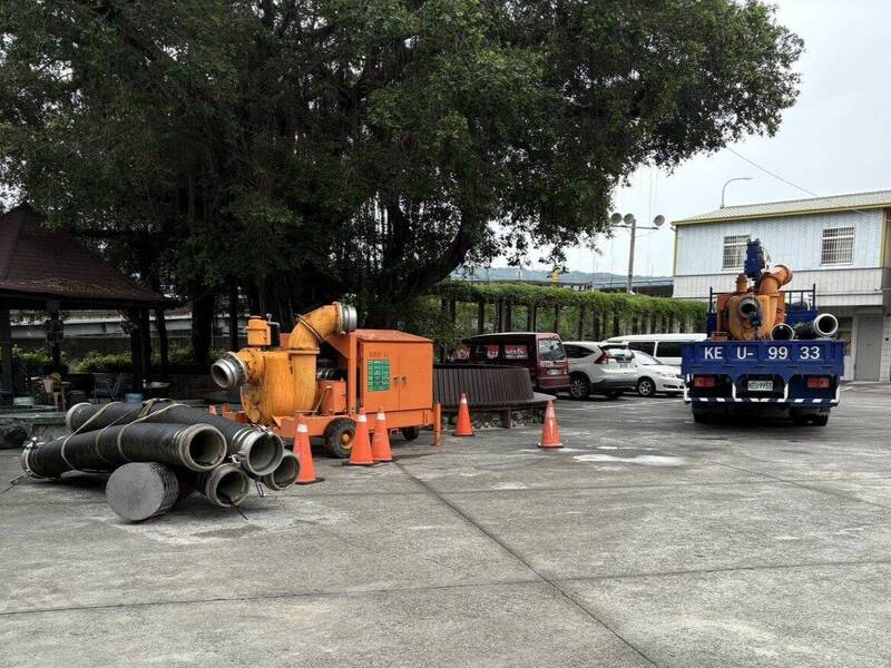 南投市公所為防止低窪地區淹水引發泡水車災情，在貓羅溪沿岸設置5部抽水機避免淹水。（南投市公所提供）