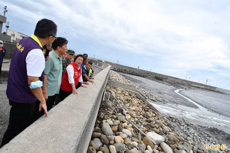 彰化縣長王惠美(左3)下午前往大城鄉濁水溪出海口的海堤視察,要求避免淹水重演。(記者陳冠備攝) 彰化縣長王惠美(左3)下午前往大城鄉濁水溪出海口的海堤視察,要求避免淹水重演。(記者陳冠備攝)