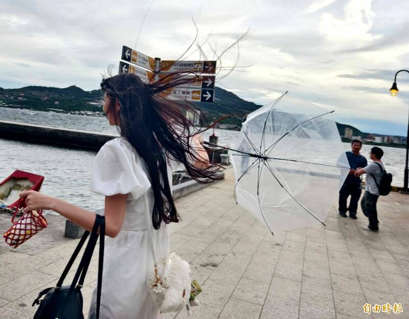 淡水河岸6日傍晚湧現大批民眾頂著強風,前往漁人碼頭及河岸邊觀賞夕陽。(記者王藝菘攝) 淡水河岸6日傍晚湧現大批民眾頂著強風,前往漁人碼頭及河岸邊觀賞夕陽。(記者王藝菘攝)