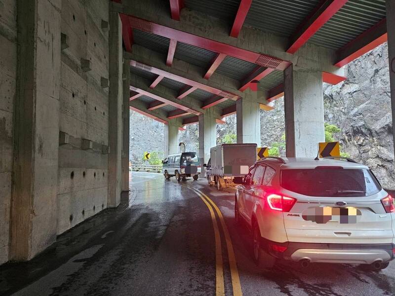 車輛因落石受困隧道內，透過警方向公路單位求援才得排除。（警方提供）