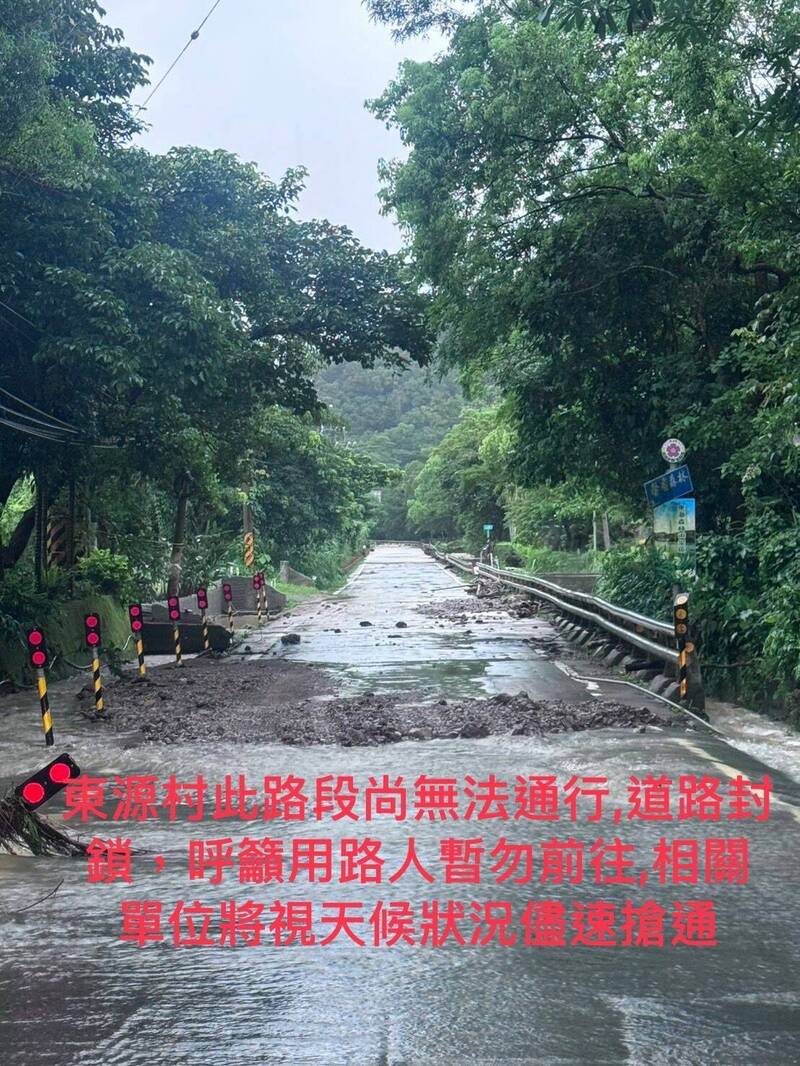 屏東牡丹東源村哭泣湖傳出暴雨後湖水溢堤阻路,下午雨勢漸緩後,水已退去,但泥土殘留仍無法通行,路權單位將在天候許可下儘速搶通。(屏縣府提供) 屏東牡丹東源村哭泣湖傳出暴雨後湖水溢堤阻路,下午雨勢漸緩後,水已退去,但泥土殘留仍無法通行,路權單位將在天候許可下儘速搶通。(屏縣府提供)