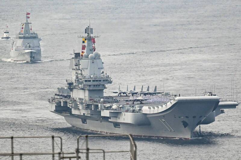 日本首相石破茂示警,中國在台灣周邊部署航空母艦,對於日本安全有重大影響。圖為中國航艦「山東號」3日訪問香港。(法新社檔案照) 日本首相石破茂示警,中國在台灣周邊部署航空母艦,對於日本安全有重大影響。圖為中國航艦「山東號」3日訪問香港。(法新社檔案照)