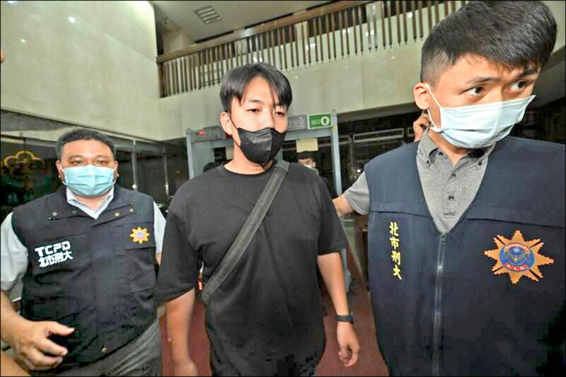 涉嫌在網路轉發參與京華城案的檢察官肖像和全名的男子戴瑞甯,被收押禁見。(資料照) 涉嫌在網路轉發參與京華城案的檢察官肖像和全名的男子戴瑞甯,被收押禁見。(資料照)