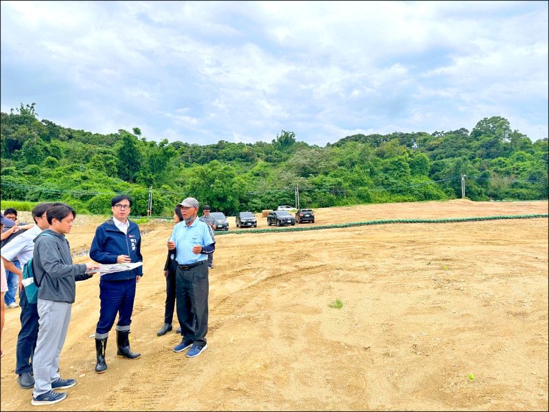 高雄市長陳其邁（中）到大樹區和山光電場視察。
（高市府提供）