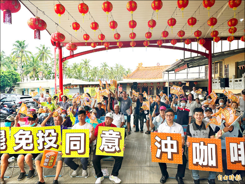 立委鍾佳濱（前排右三）民主開講，呼籲鄉親電話催票，請罷區選民罷免投同意。（記者羅欣貞攝）