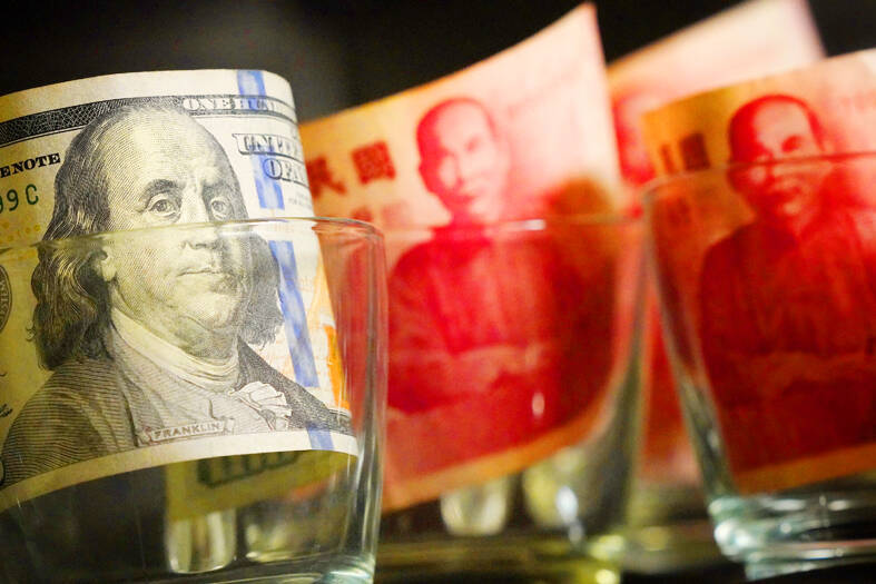 New Taiwan dollar and US dollar banknotes are pictured in Taipei on May 5.
Photo: CNA
New Taiwan dollar and US dollar banknotes are pictured in Taipei on May 5.
Photo: CNA