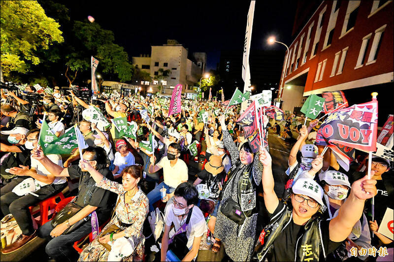 共護台志工聯盟昨晚在立法院外舉行「罷免是愛,反共護台」公民開講晚會,吸引大批支持罷免民眾到場參與,賣力揮舞旗幟表達力挺。 (記者塗建榮攝) 共護台志工聯盟昨晚在立法院外舉行「罷免是愛,反共護台」公民開講晚會,吸引大批支持罷免民眾到場參與,賣力揮舞旗幟表達力挺。 (記者塗建榮攝)