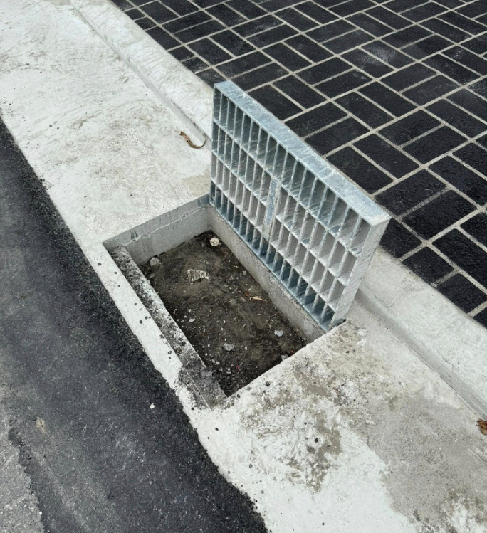 在地議員陳俞融揭露,前兩天台中淹大水,是因為水溝蓋下方鐵片沒移除。(圖翻攝自陳俞融臉書) 在地議員陳俞融揭露,前兩天台中淹大水,是因為水溝蓋下方鐵片沒移除。(圖翻攝自陳俞融臉書)