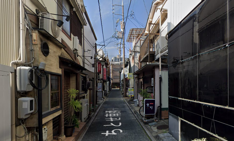 日本靜岡縣濱松市酒吧發生命案，男性熟客持刀砍殺女店長、女店員造成2死。圖為事發店面所在巷弄。（圖擷自Google街景）