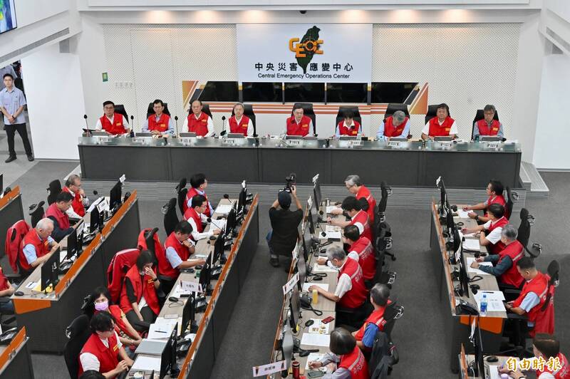 丹娜絲颱風來勢洶洶,行政院長卓榮泰6日前往中央災害應變中心,與南部及離島六縣市透過視訊會議,了解應變狀況。(記者叢昌瑾攝) 丹娜絲颱風來勢洶洶,行政院長卓榮泰6日前往中央災害應變中心,與南部及離島六縣市透過視訊會議,了解應變狀況。(記者叢昌瑾攝)