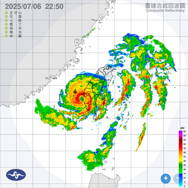 氣象署6日晚間10點50分發布的台灣周邊雷達合成回波圖,可以看到丹娜絲颱風中心已快接觸中南部。(圖翻攝自中央氣象署) 氣象署6日晚間10點50分發布的台灣周邊雷達合成回波圖,可以看到丹娜絲颱風中心已快接觸中南部。(圖翻攝自中央氣象署)