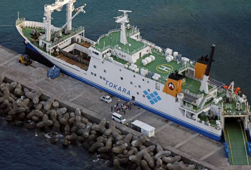 日本鹿兒島海域累計發生逾千起有感地震,十島村居民6日展開第2波撤離。圖為4日載送首波撤離民眾的船隻。(路透) 日本鹿兒島海域累計發生逾千起有感地震,十島村居民6日展開第2波撤離。圖為4日載送首波撤離民眾的船隻。(路透)