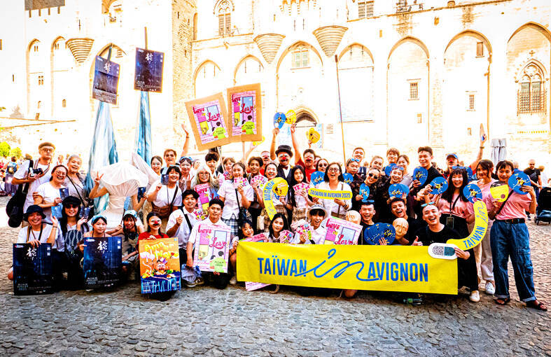 Performers from Taiwan pose for a photograph with a banner reading: “Taiwan in Avignon” at the Festival Off Avignon in France on Saturday.
Photo: CNA
Performers from Taiwan pose for a photograph with a banner reading: “Taiwan in Avignon” at the Festival Off Avignon in France on Saturday.
Photo: CNA