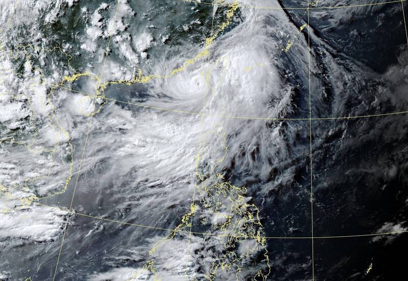 颱風丹娜絲(Danas),連日來為菲律賓北部帶來強風與大雨,超過1萬3000名居民受到影響。(圖擷自中央氣象局) 颱風丹娜絲(Danas),連日來為菲律賓北部帶來強風與大雨,超過1萬3000名居民受到影響。(圖擷自中央氣象局)