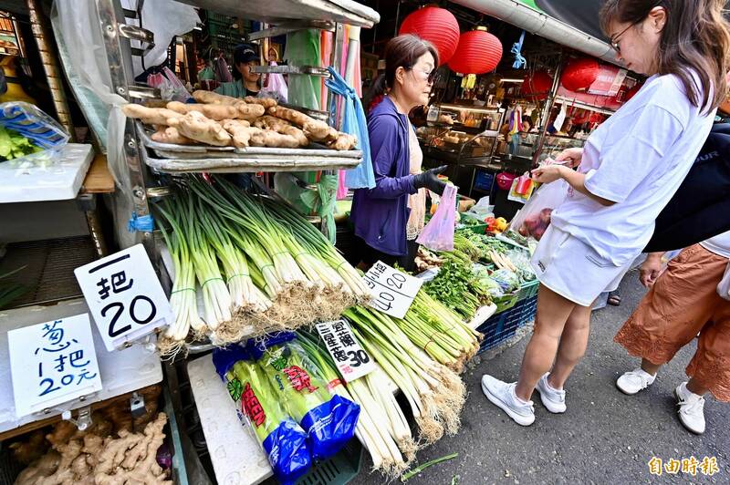 丹娜絲颱風持續逼近,菜價聞聲起漲,台北批發市場6日蔬菜交易量比昨天上漲6.8%。(記者塗建榮攝) 丹娜絲颱風持續逼近,菜價聞聲起漲,台北批發市場6日蔬菜交易量比昨天上漲6.8%。(記者塗建榮攝)