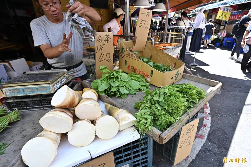 丹娜絲颱風逼近,菜價聞聲起漲,台北批發市場6日蔬菜交易量比昨天上漲6.8%。(記者塗建榮攝) 丹娜絲颱風逼近,菜價聞聲起漲,台北批發市場6日蔬菜交易量比昨天上漲6.8%。(記者塗建榮攝)