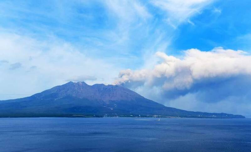 今(6)日上午,鹿兒島縣著名活火山「櫻島火山」繼今年6月1日後,再度出現噴發活動,火山煙柱直衝約3000公尺的高空。(圖擷取自@373news_twit 社群平台「X」) 今(6)日上午,鹿兒島縣著名活火山「櫻島火山」繼今年6月1日後,再度出現噴發活動,火山煙柱直衝約3000公尺的高空。(圖擷取自@373news_twit 社群平台「X」)
